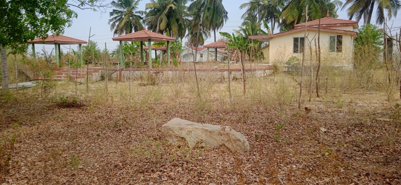 ஓசூர் பஸ் நிலையத்திற்கு மிக மிக அருகில் 95 செண்ட் ஒரே சதுரமாக பெங்களூர் பைபாஸில் ( பழைய கமர்ஷியல் பில்டிங்) விற்பனைக்கு உள்ளது